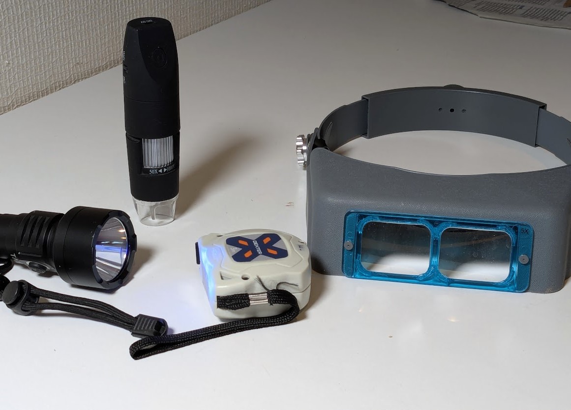 Examen d'un tableau au microscope